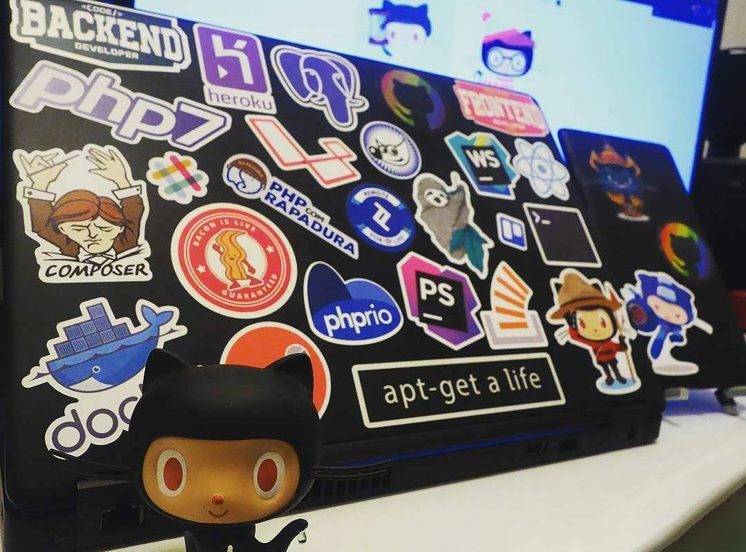 notebook com stickers adesivos de tecnologia